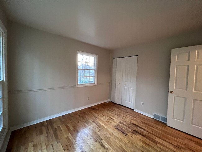 Building Photo - 4 bedroom home in Lowell Schools!