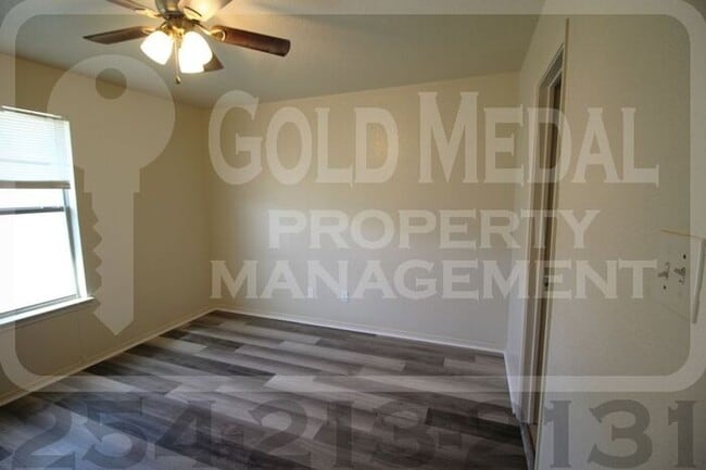 Building Photo - 2802 Alma Dr