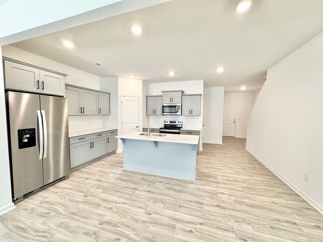 Building Photo - 3 br 2.5 ba townhome AVAILABLE JULY 16TH close to freeways and shopping!