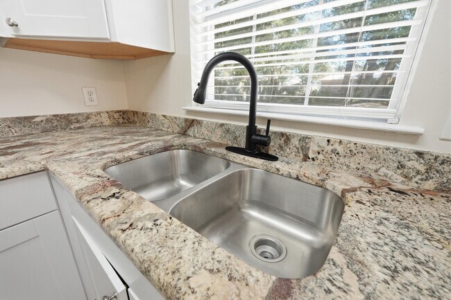 Building Photo - 20 Kohler Dr