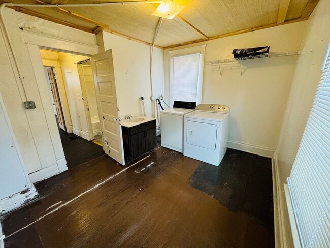 Building Photo - 3 Bedroom/ 1.5 Bathroom House -Near WVU Ma...