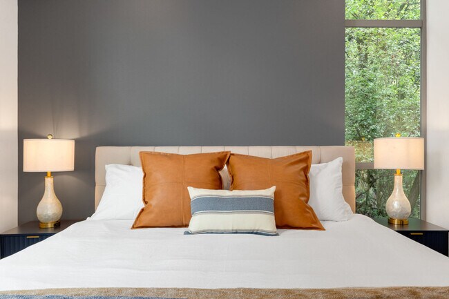 Building Photo - 913 10th Ave E