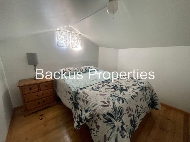 Building Photo - Wonderful furnished upper Seaside unit