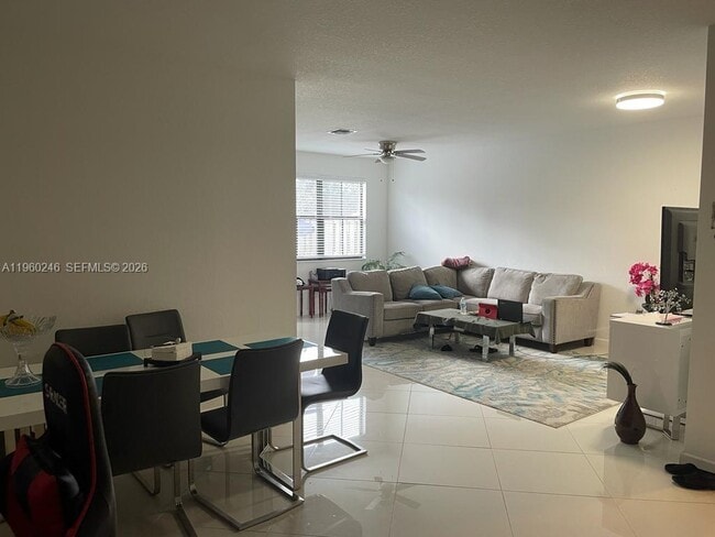 Building Photo - 9602 Town Parc Cir S