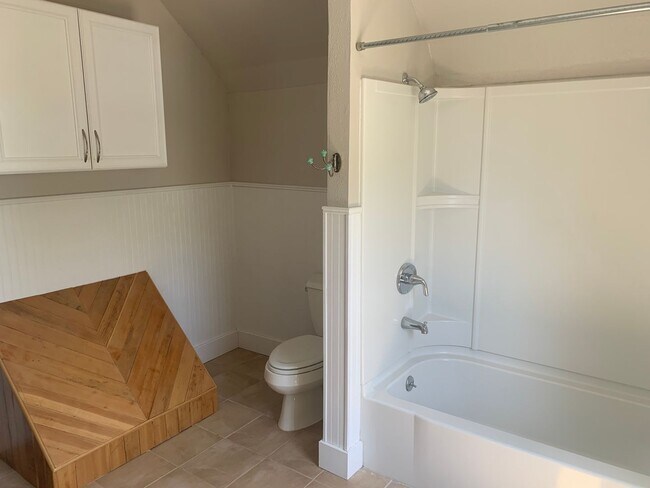 Building Photo - Spacious 3 bedroom home with two separate ...