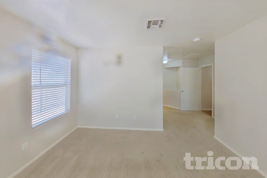 Building Photo - 43714 Cale Dr