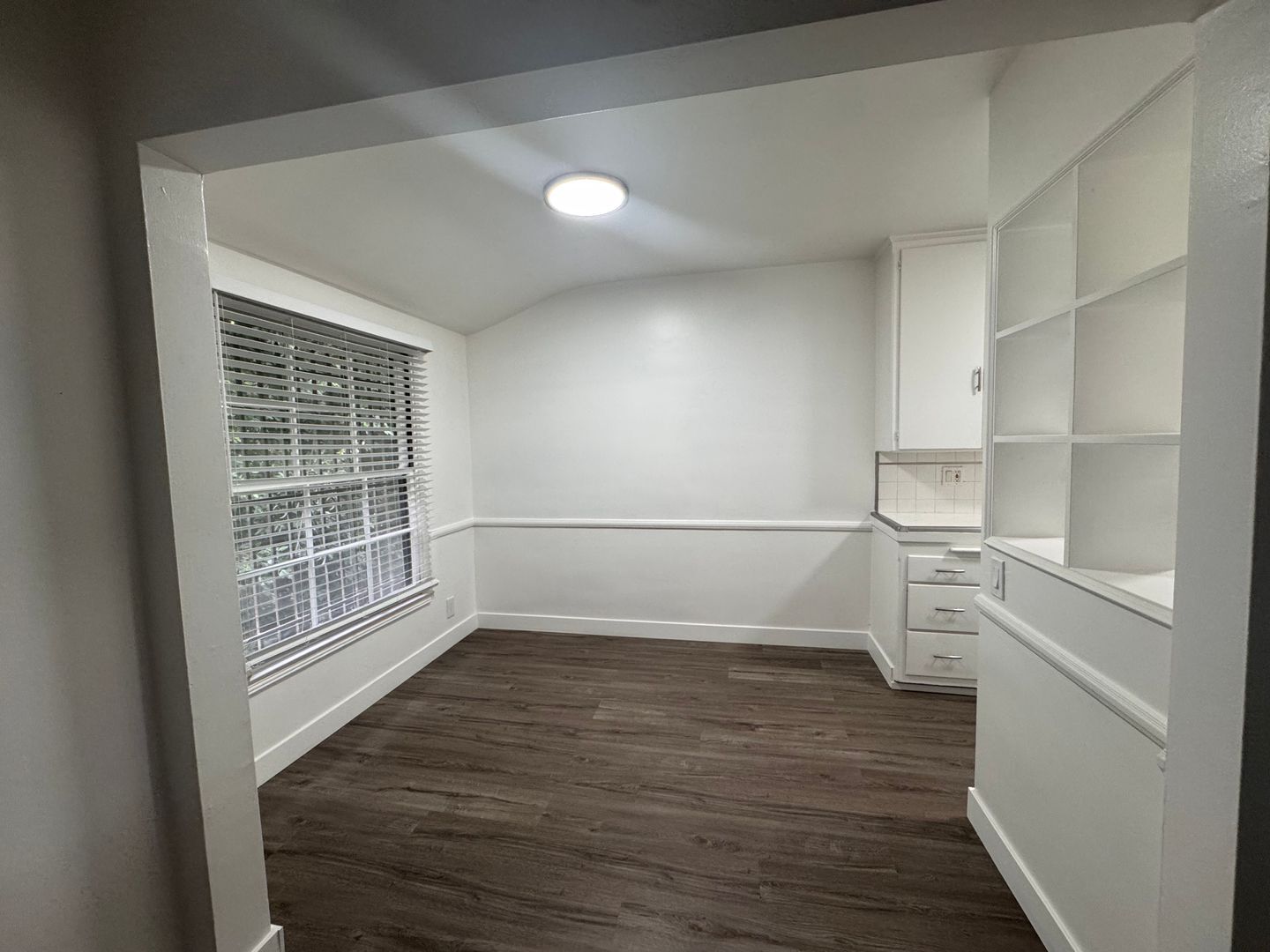 Building Photo - 8575 Holloway Dr