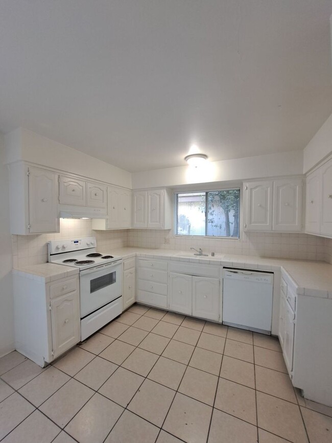 Building Photo - 132-6 Dayton