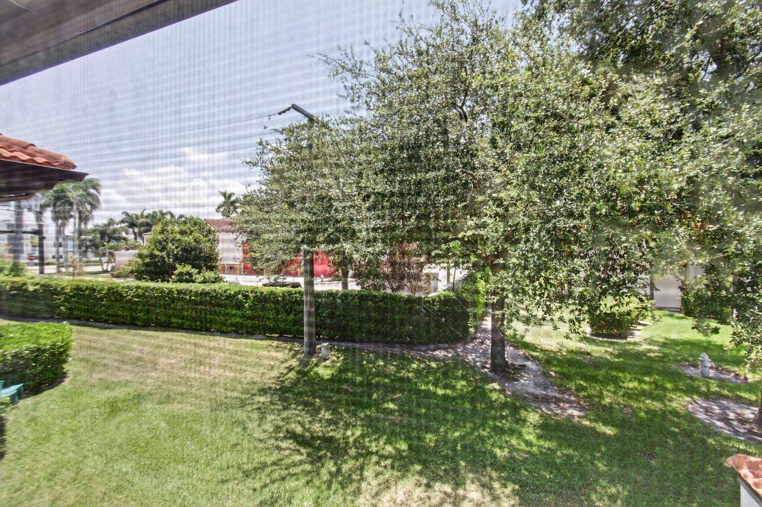 Building Photo - 400 Club Cir