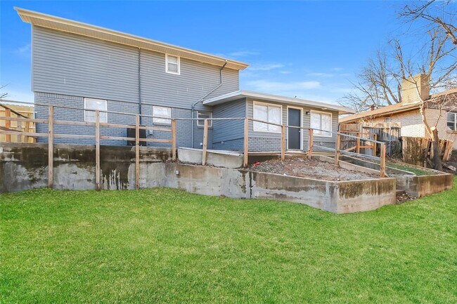 Building Photo - 929 W Idylwild Dr