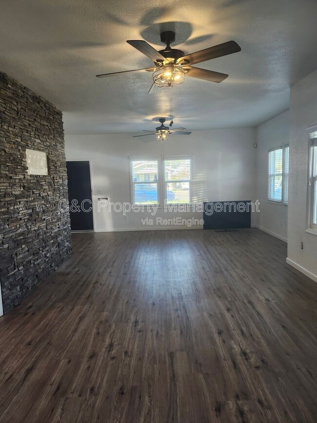 Building Photo - 765 E San Joaquin Ave