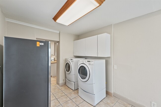 Building Photo - 1637 Castle Ct