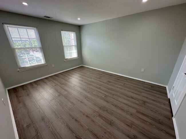 Building Photo - 27 Cottonwood St