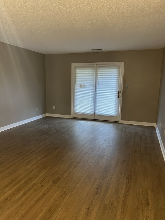 Building Photo - "Stylish 3-Bedroom First Floor Condo in Ke...