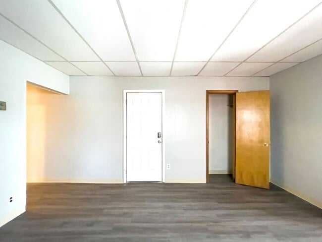 Building Photo - Preleasing for August 2026! 1 Bedroom, 1 B...