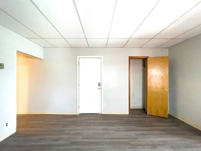 Building Photo - Preleasing for August 2026! 1 Bedroom, 1 Bathroom Close to Ball State's Campus! New Flooring!