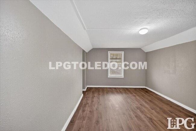 Building Photo - 3905 Peru St