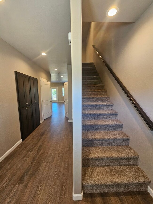 Building Photo - Beautiful Townhomes in East Medford