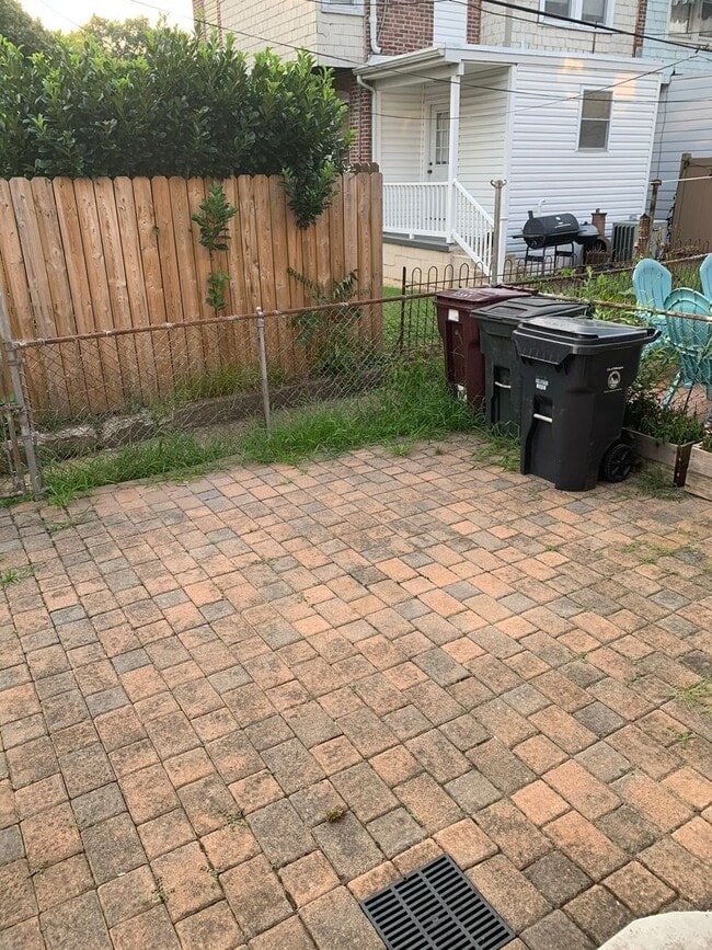 Building Photo - Charming Trolley Area Brick Townhome