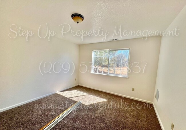 Building Photo - Splendid 2 Bedroom 1.5 Bath Townhouse Near...