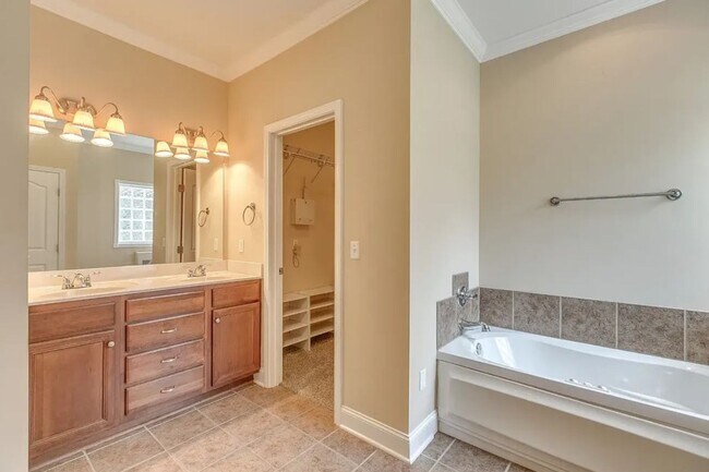 Building Photo - FOR LEASE- CONDO, WALKING DISTANCE TO MTSU CAMPUS!