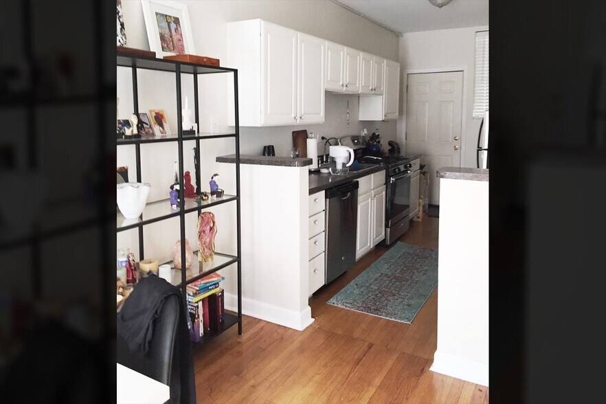 Building Photo - 717 W Roscoe St