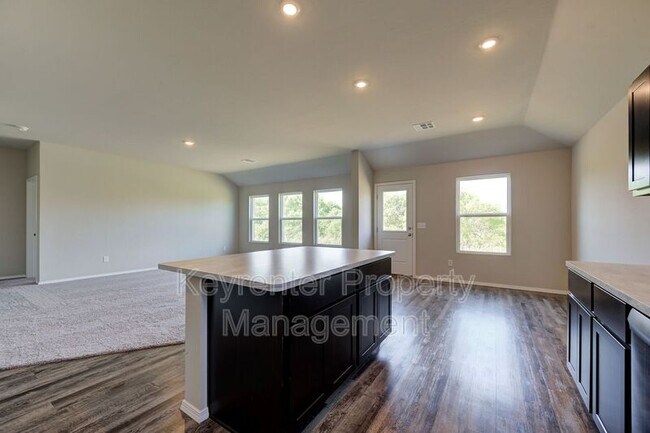 Building Photo - 755 Foxtail Dr