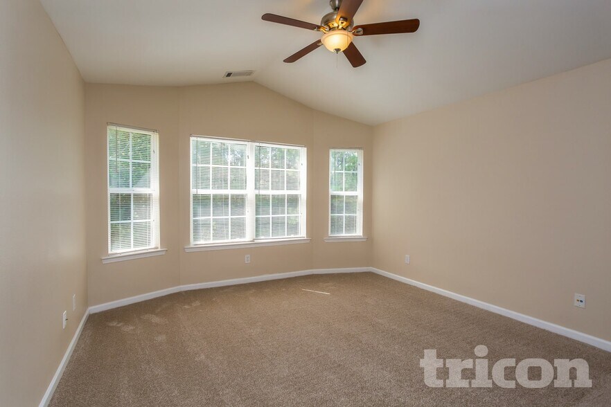 Building Photo - 145 Lakeview Trail