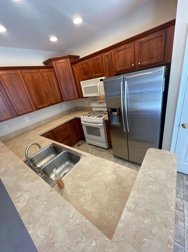 Building Photo - COZY TOWNHOUSE - Minutes to Quantico
