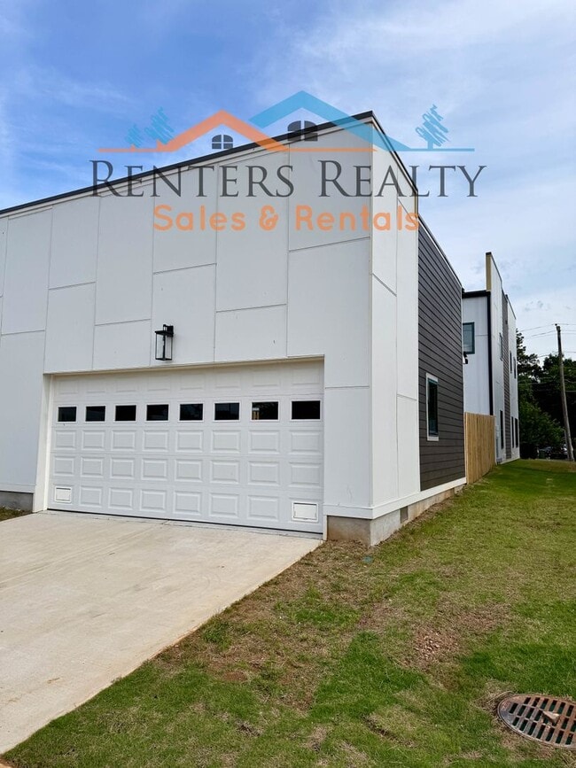 Building Photo - Stunning 2 Bedroom with Courtyard