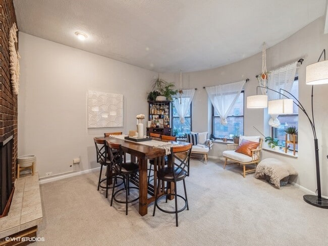 Building Photo - 1038 W Byron St