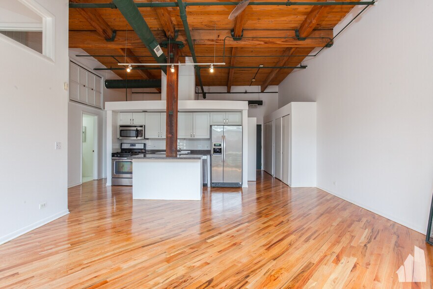 Building Photo - 2222 W Diversey Ave