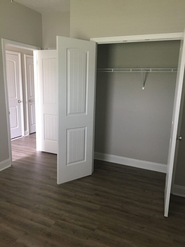 Building Photo - 2 Bed/ 2 Bath Townhome - 7 Minutes from Fo...