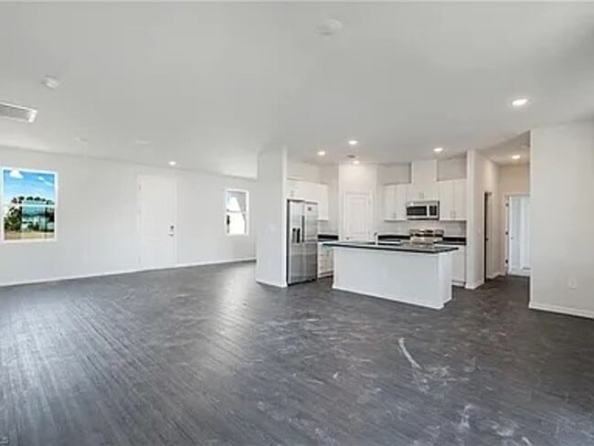 Building Photo - 915 NE 19th St