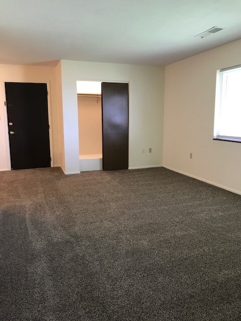 Living Rm - 403 County Line Rd