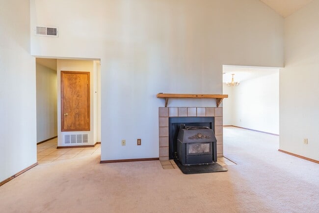 Building Photo - Beautiful 2-Story Home