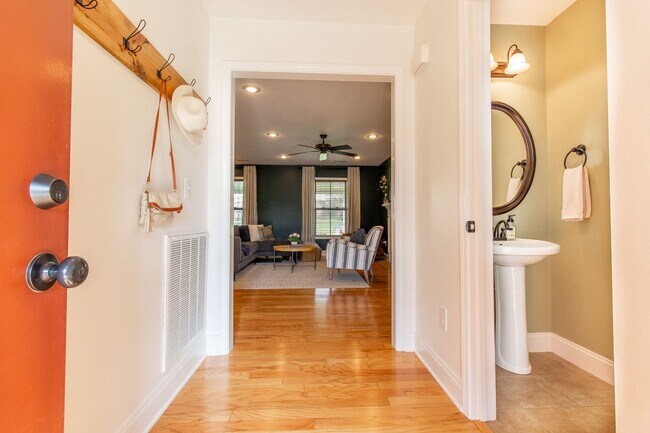 Building Photo - Beautiful 3 Bed/2.5 Bath Home with garage in Jonesborough