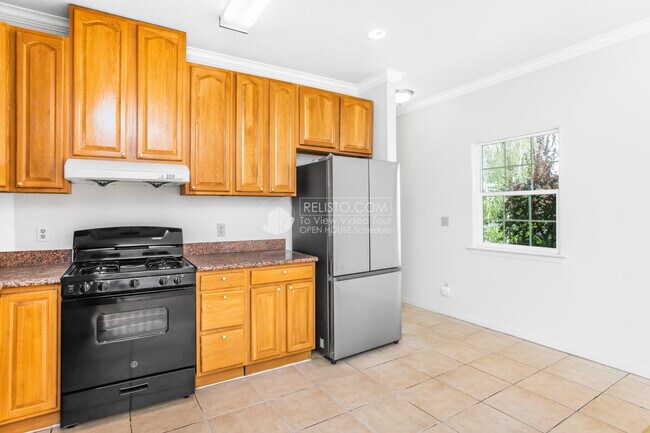 Building Photo - 3243 Davis St