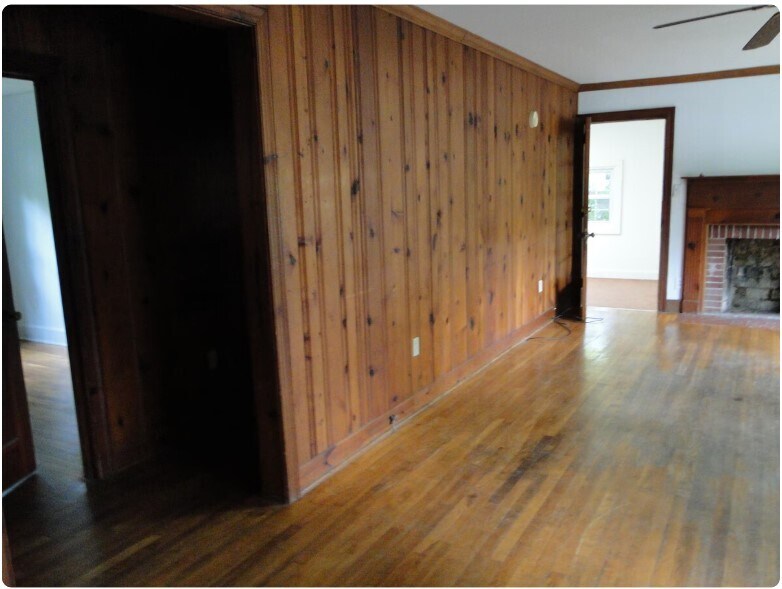 Building Photo - 106 Pine St