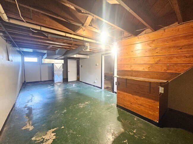 Building Photo - $1,895 - 3 Bed / 1 Bath Vintage Bungalow In North Spokane
