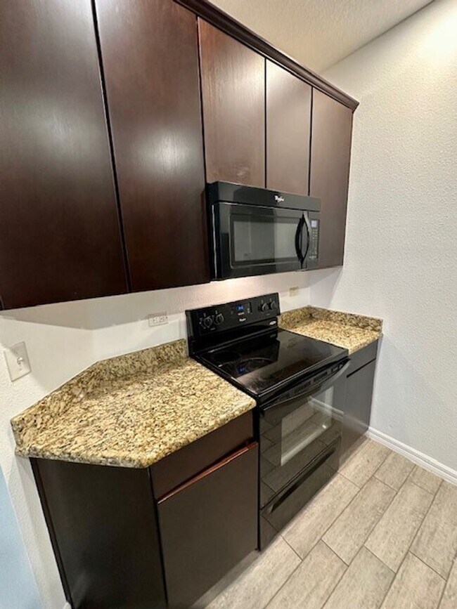 Building Photo - 4 bed 2.5 bath in WINDERMERE TRAILS!