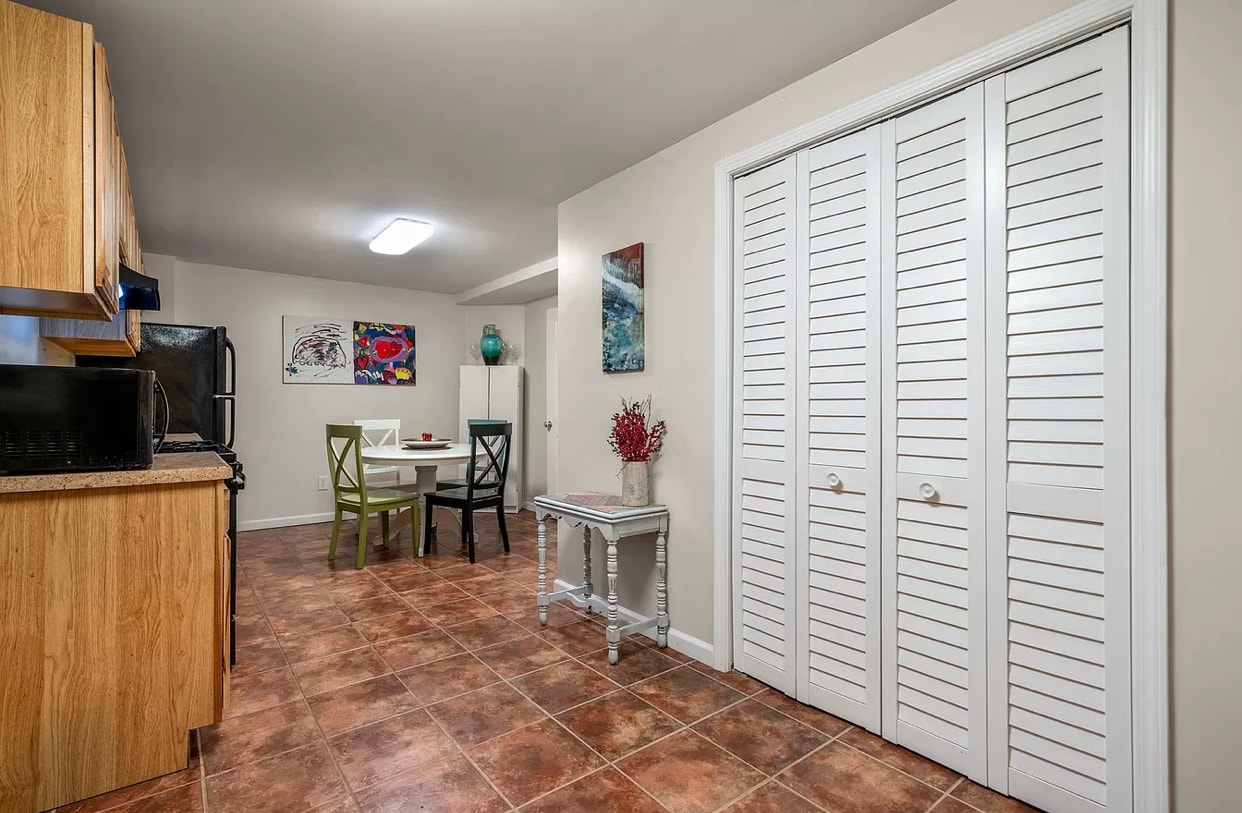 View to kitchen - 509 Gallery Plz