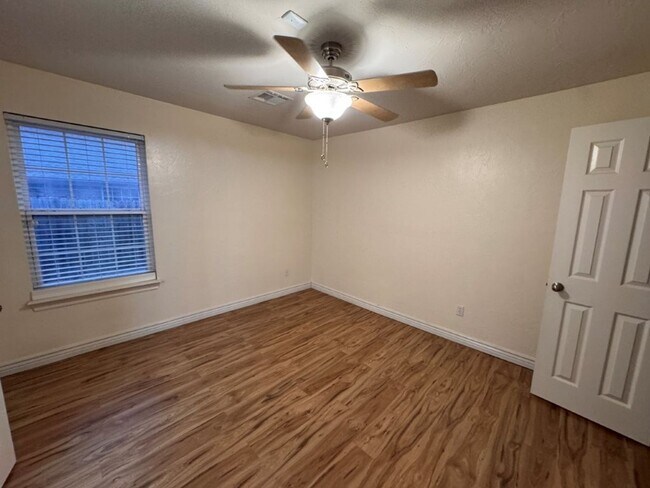 Building Photo - 3 bed, 2 living area, 2.5 baths with storm shelter gazebo!  This home has everything you need, ca...