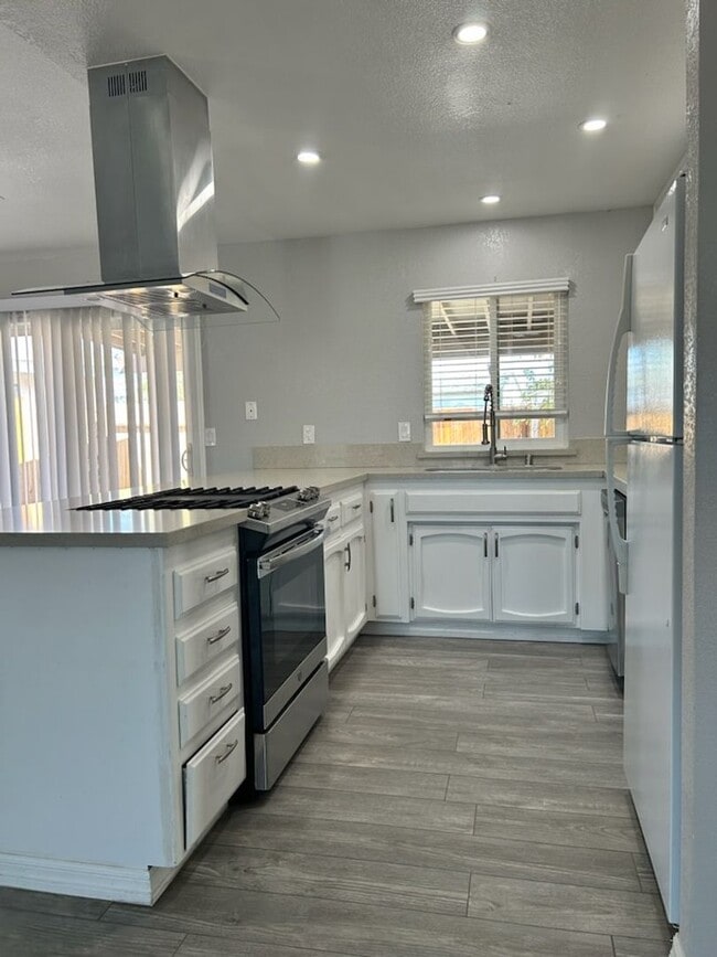 Building Photo - Please call Vaughn Realty, 760-446-6561 to...