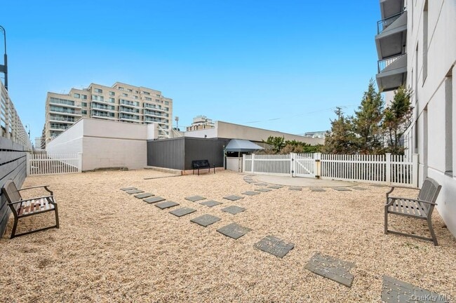 Building Photo - 100 W Broadway