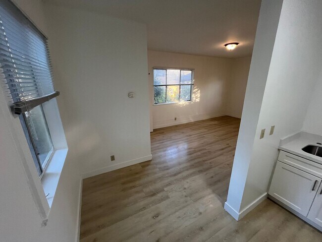 Building Photo - 360 Palm Ave
