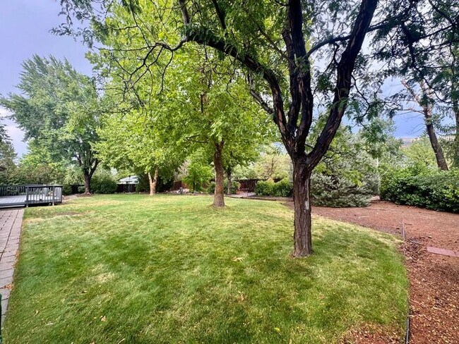 Building Photo - Spacious 3 Bed + Office | 3 Bath | 3-Car G...