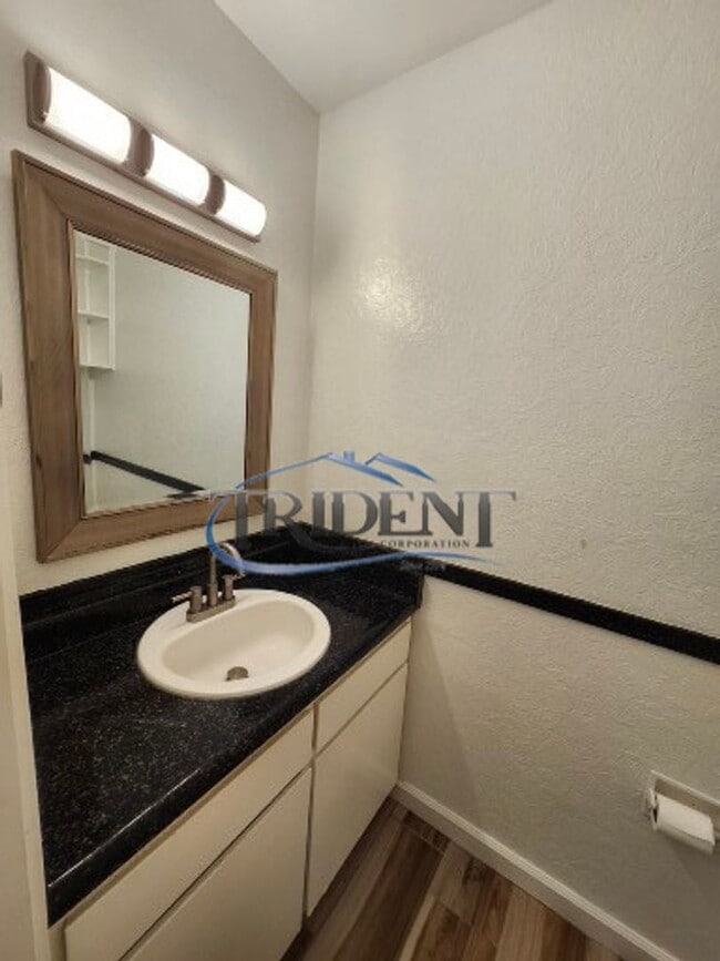 Building Photo - This is a cute 2 bedroom, 1 ½ bath townhouse.