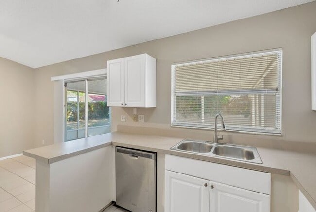 Building Photo - 3Br 2BA Home in Brandon, FL - New Paint and Carpet