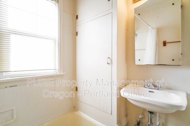 Building Photo - 715 NE 20th Ave